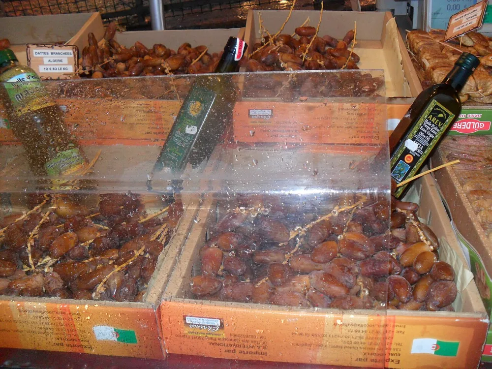 Kurma Deglet Nour Tunisia (Tangkai) — Grosir Harga Borong